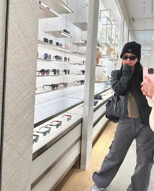 221109 智秀个人ins更新图片4p配文:帅气地z 90#金智秀jisoo