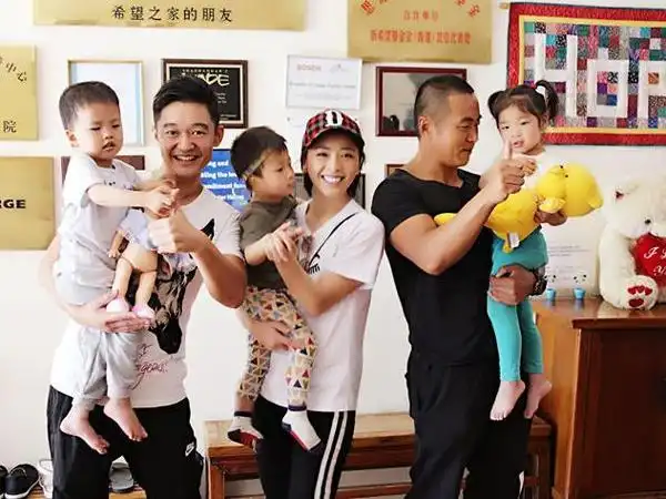 辣妈黄小蕾携奶爸那志东,墨阳赴福利院共度母亲节