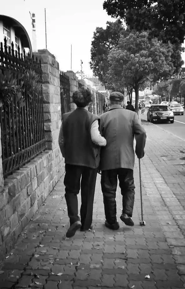 社会热点:陪伴是最长情的告白,耄耋夫妻病房牵手只为不放心对方