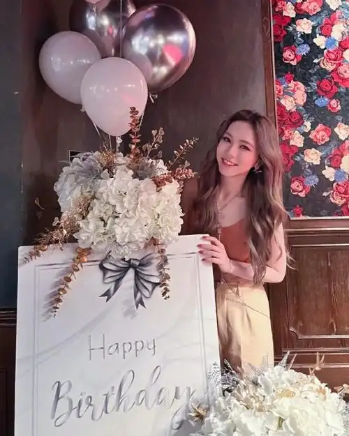 邓紫棋晒31岁生日现场照 与鲜花蛋糕合影笑容灿烂状态好