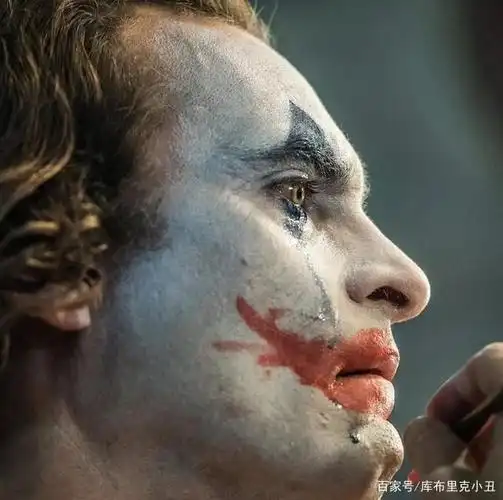 小丑正在强忍悲伤边哭边笑,小丑在哭表面却在笑图片-图片大观-奇异网