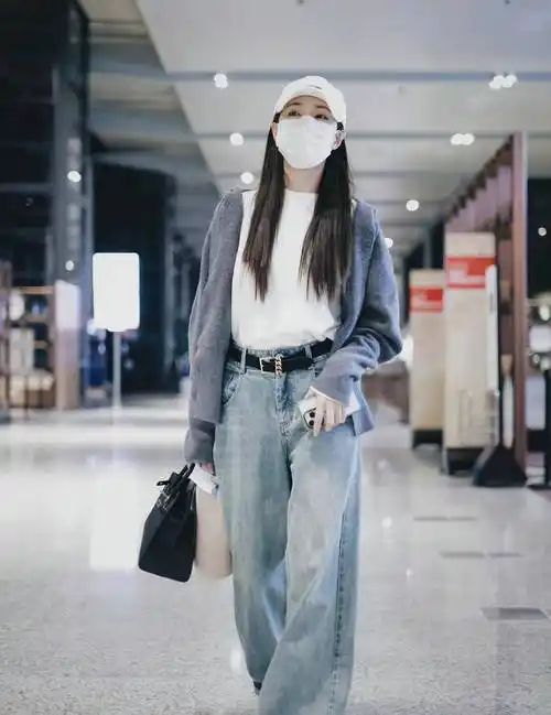 沈梦辰现身机场,针织开衫搭配牛仔阔腿裤,休闲又随性_造型_气质_明星