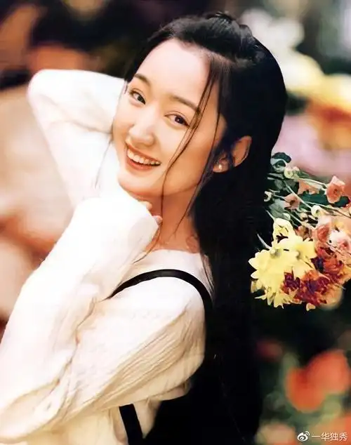 50岁杨钰莹昔日甜美照片回顾她惊艳了时光