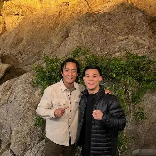 48岁吴彦祖近况曝光脑门反光皱纹明显打扮朴素合影似路人