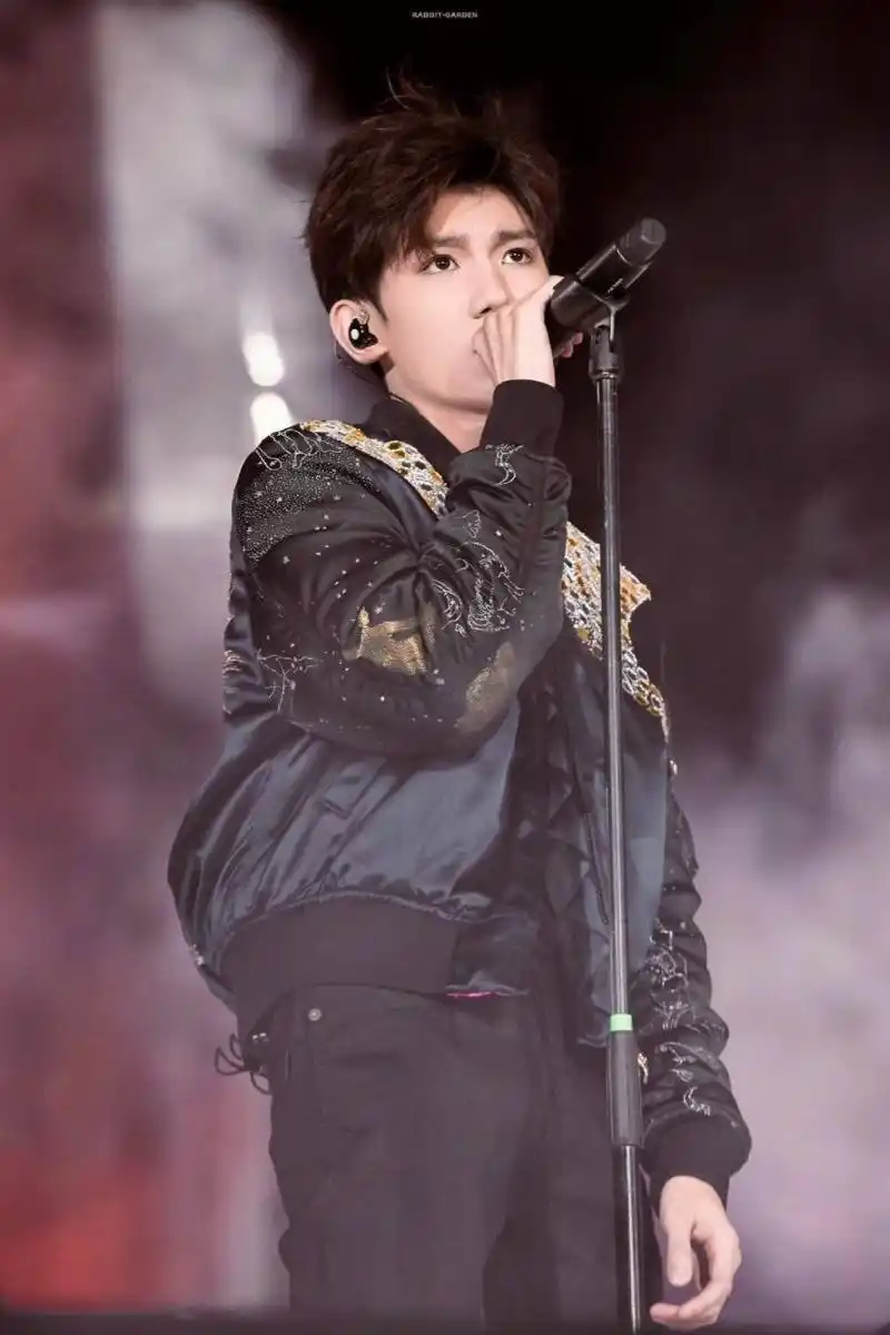 立麦】 小编一人血书求给我们歌手王源搞一个半永久立麦 手握话筒在