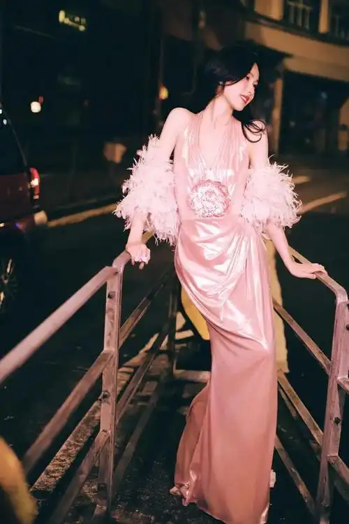 明艳动人不是吹的陈都灵羽毛礼服轻松征服眼球