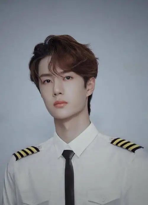 酷炫帅气的机长造型,挺直如松的站姿,你最想搭上哪位机长的航班