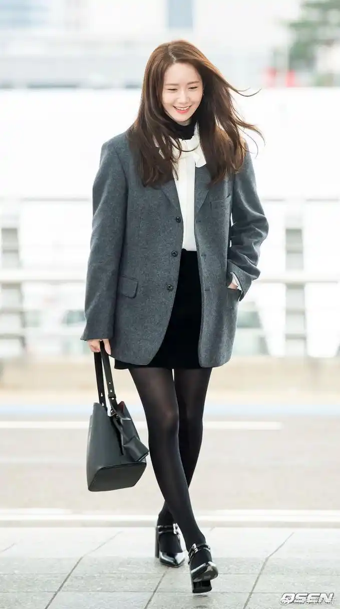 林允儿现身机场腿穿黑丝裤袜
