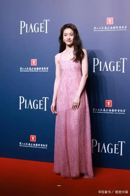 伯爵非凡之夜,张雪迎粉色吊带裙美艳登场,网友炸评:美翻了!