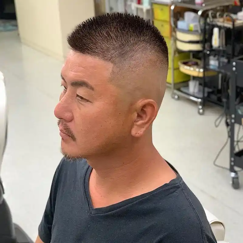 清爽碎寸头对于大多数男士来说也是一款很显精神的男士发型,同样也是