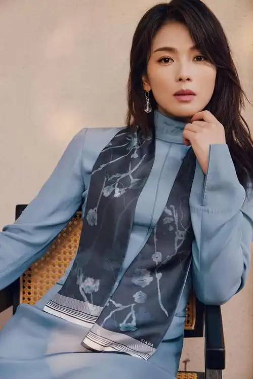 刘涛分享秋日穿搭随拍气质优雅凝眸沉思