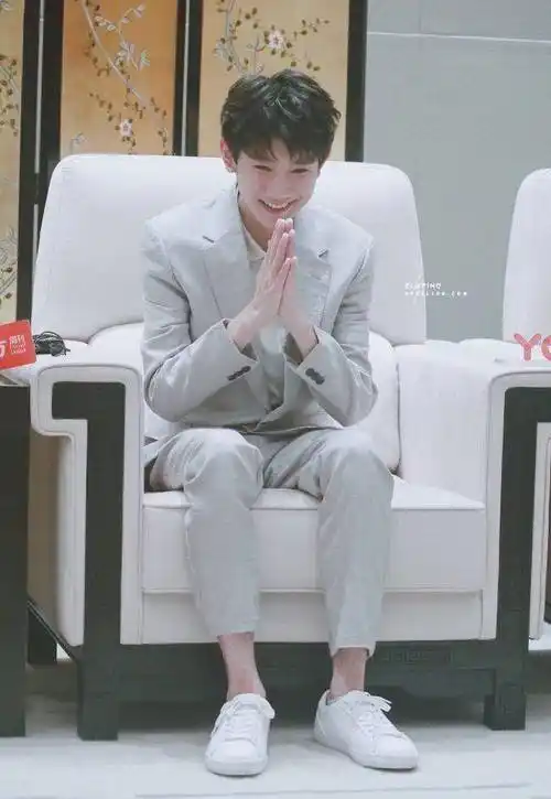 王源出席活动,有人看到的是帅气,而有人却说:王源的腿_小源_西装_双手