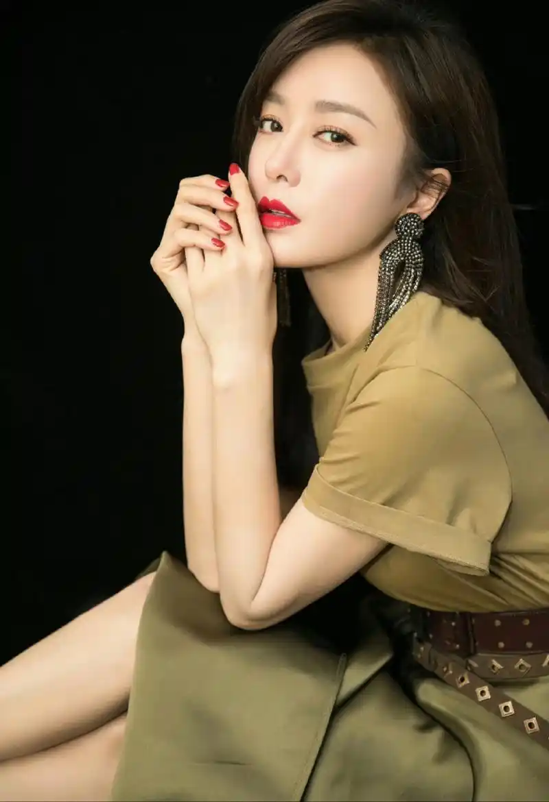 真没想到秦岚40多岁可以把身材保养的这么好,这就叫做岁数越大越有