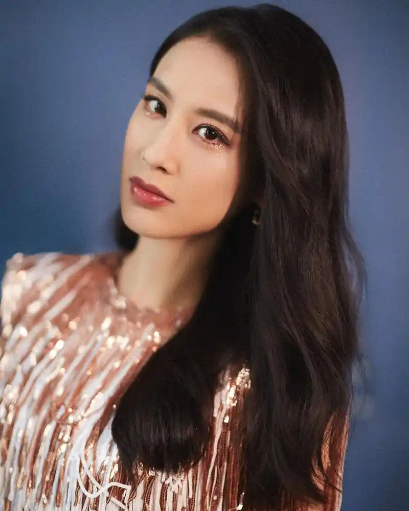 黄圣依最新美图曝光 眼神坚柔尽显优雅女人味