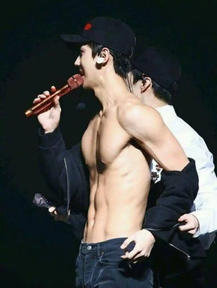 吴世勋秀腹肌,引起全场尖叫,最后一张朴灿烈在干什么?