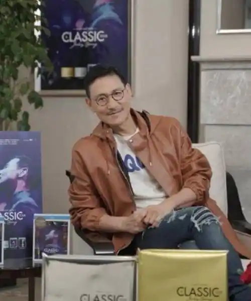 原创60岁张学友近况曝光否认经济再次出状况在家和女儿用手机沟通