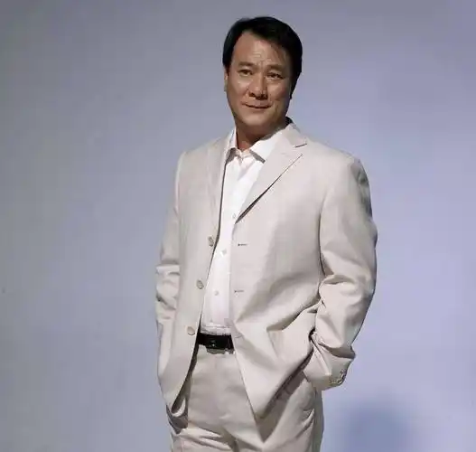 68岁李修贤:曾与周润发齐名,年老落魄街头抽闷烟_周星驰_香港_角色