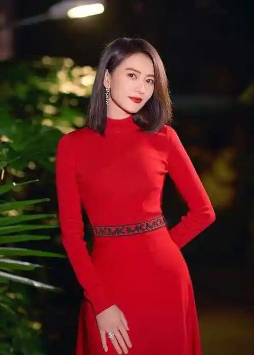 42岁高圆圆晒新年美照,一袭红裙穿出曼妙好身材,明艳又大气|裙装|裙子