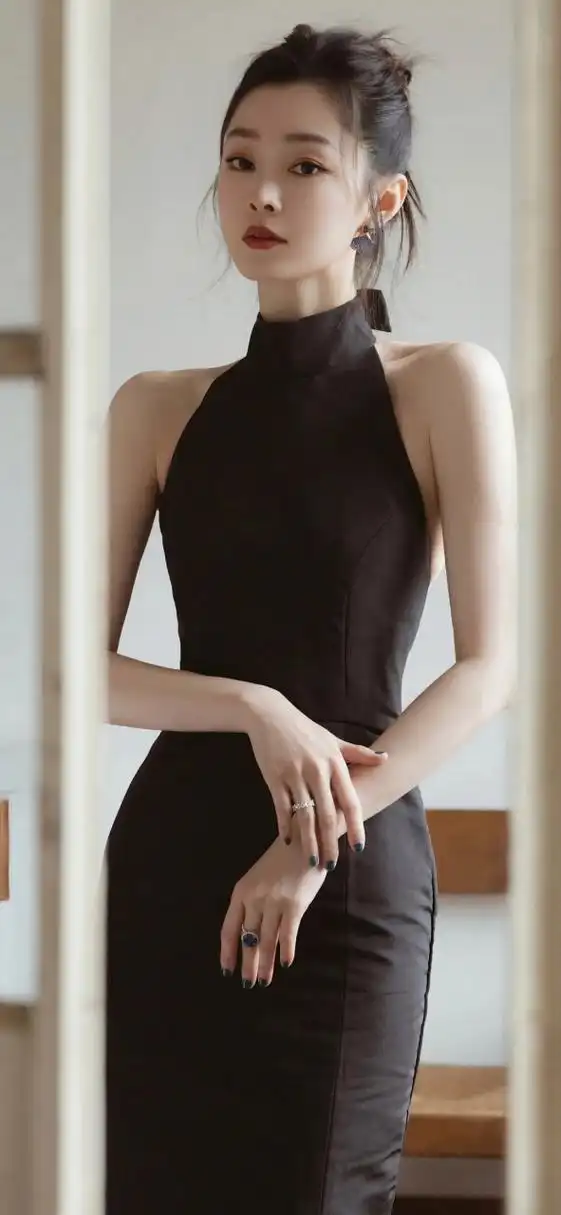 宋轶黑色挂脖露背修身长裙造型优雅美丽#娱乐大赏# #娱乐八卦驿站