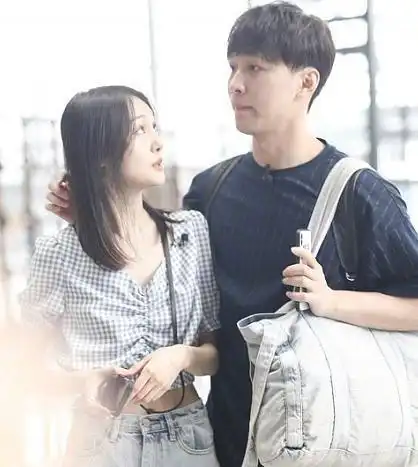 最近郑爽因为经常在社交网上晒出男友的照片导,.了一场脱粉风波.