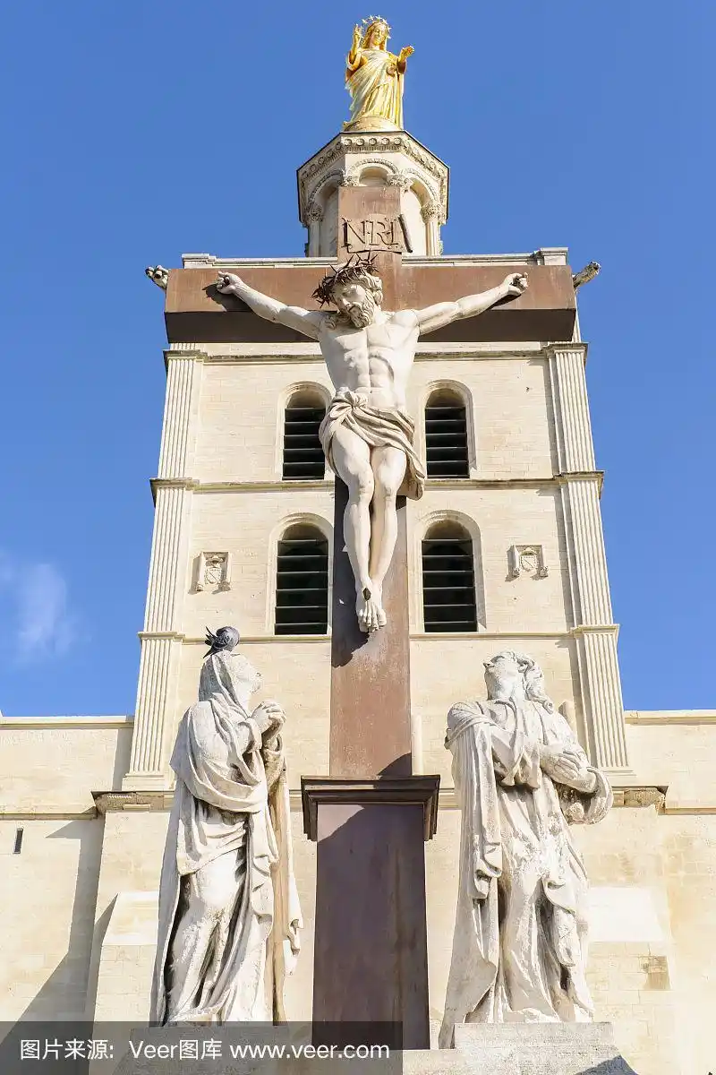 耶稣基督在十字架上的雕像