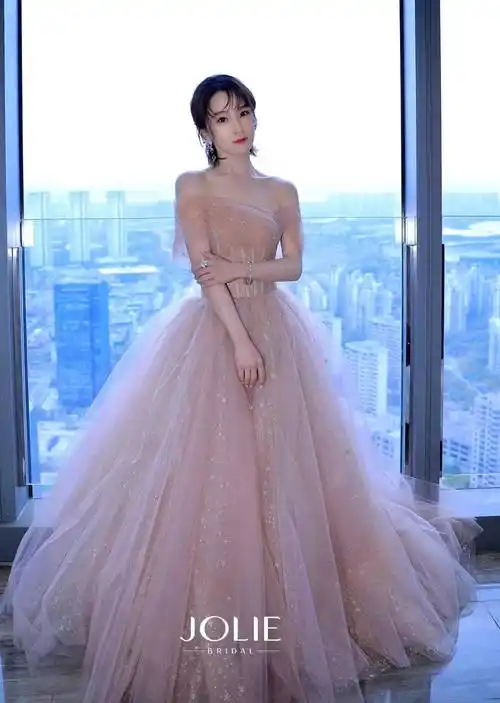 谢楠留长发了,半扎发搭配粉色一字肩薄纱裙,温柔又甜美!