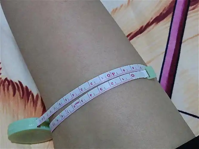 第一张图是大腿,腿围是38.5cm,第二张图是小腿,腿围是30.