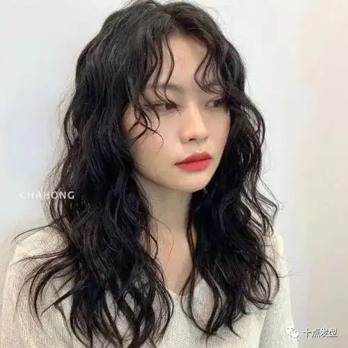 长发发型2021年最新款女图(2022年流行发型图片女减龄中长款)-天晟网