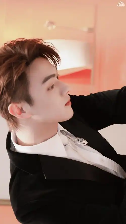 因为喜欢许凯所以只存了他的图还有谁的侧脸鼻子这么优越的啊