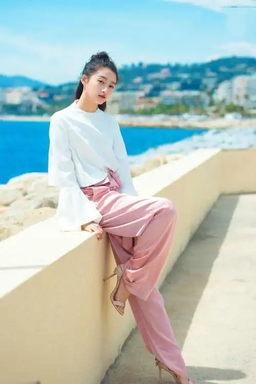 关晓彤穿长大衣还挽裤脚, 网友: 1米7的身高活生生穿成了1米5!