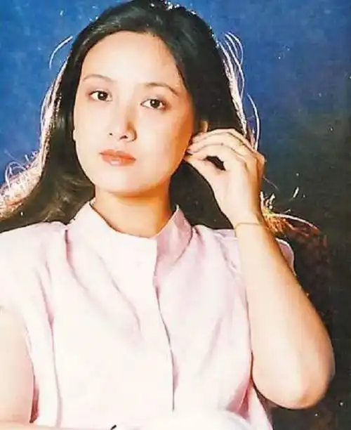 1988年张国立和罗秀春离婚前妻提一个要求让邓婕终身未育