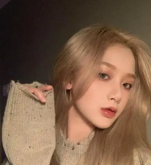 黄头发过时了?2021年流行"奶茶色",显白又高级,黑黄皮也适合