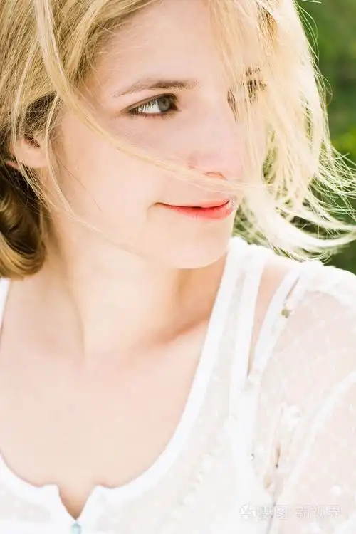 一个美丽的年轻白种女人室外的肖像