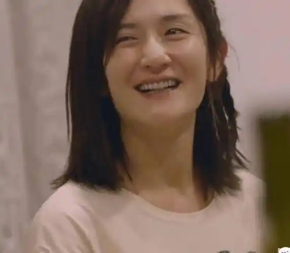 原创太阳女神谢娜素颜照曝光离开10级美颜后这才是39岁的模样