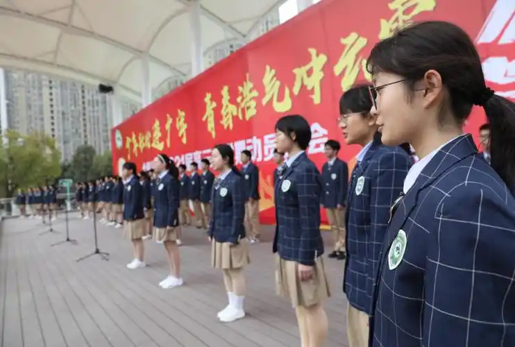 合肥八中银杏合唱团用美好歌声为高三学子送来祝福,他们身着统一校服