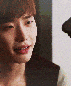 韩国明星李钟硕情侣亲吻gif动图_动态图_表情包下载_soogif