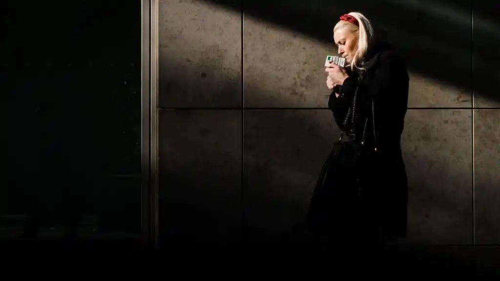 一个吸烟的女人,高清壁纸,图片,时光记忆-回车桌面