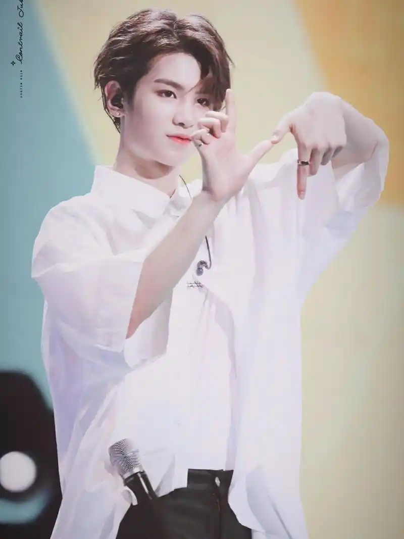 黄明昊比n,是指nana的意思哦!