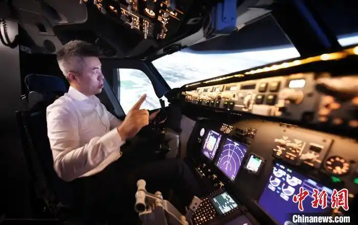 上海高校发布d级飞行模拟机 国产大飞机首飞机长试飞