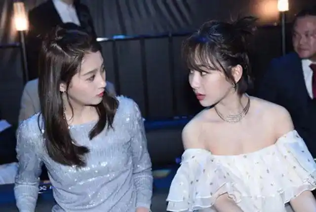 关晓彤杨紫同框杨紫凭露肩装实力抢镜关晓彤却被呛得罪服装师