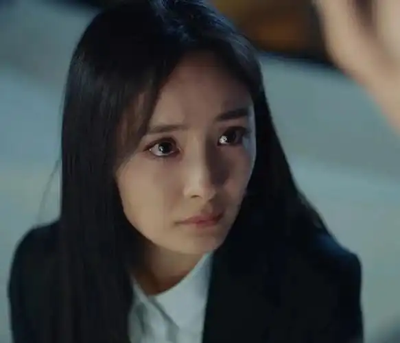 《暴风眼》里,很多角度下的杨幂依旧是当年那个方脸美女,即便瘪嘴,但