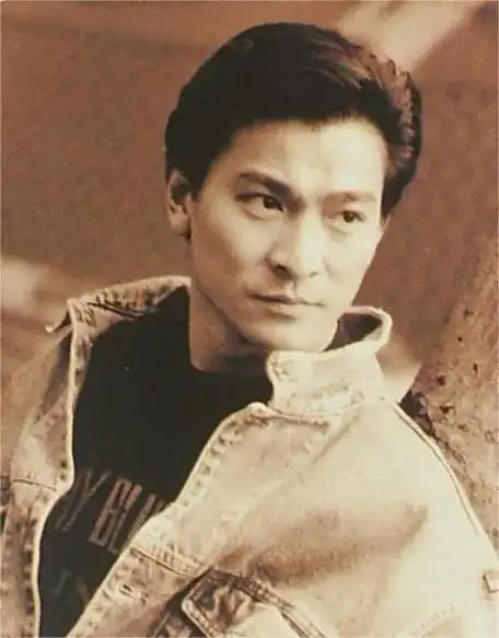 《莫斯科行动》发布华仔庆生照,花衬衫 三七分发型,复古的造型让我