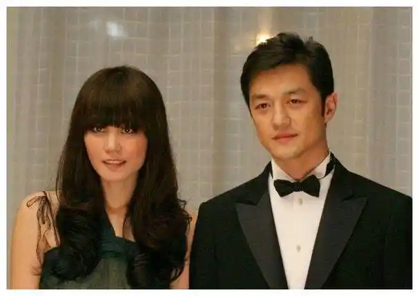 王菲谢霆锋甜蜜秀恩爱,李亚鹏直播哭穷,李湘前夫送礼物安慰.