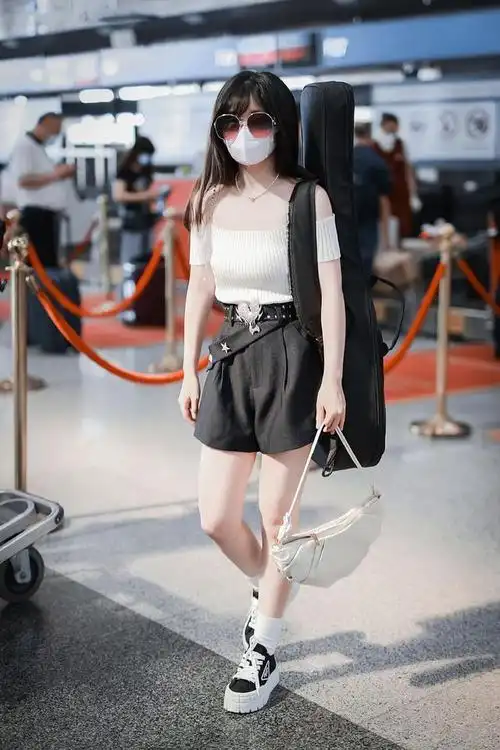 赖美云的微胖身材绝了,穿一字领上衣配短裤走机场,有肉又有曲线