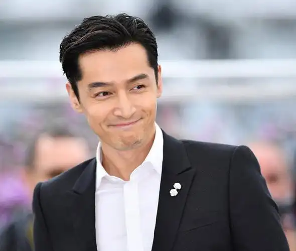 胡歌帅得不低调,背头发型堪称完美,随性西装更加凸显男人味