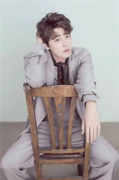 李易峰3个杂志封面来袭,34岁魅力十足,但和当年变化不小_西装裤_男士