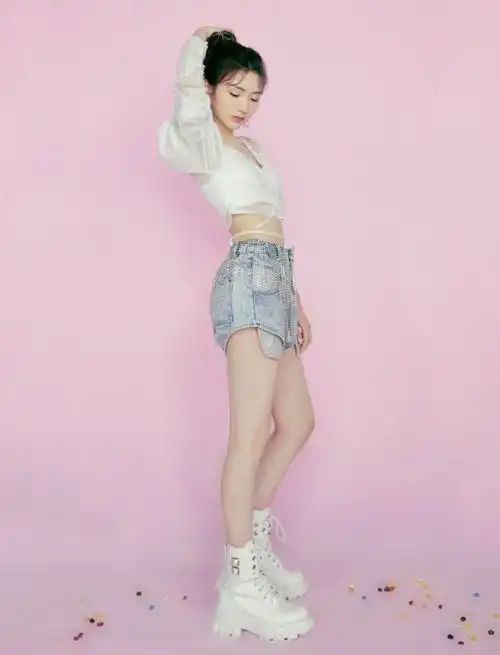 毛晓彤带火新穿搭短上衣高腰裤秀细腰身高163却穿出长腿