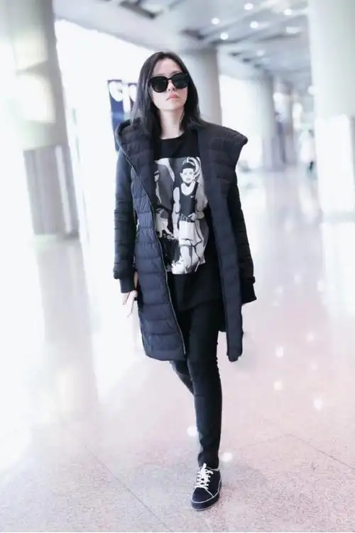 张靓颖真是会穿牛仔短裙搭配过膝靴子看上去十分帅气呢