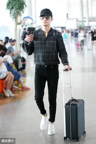 大长腿王凯的搭配就是帅,衬衫配牛仔通勤又有型,男士完全可照搬