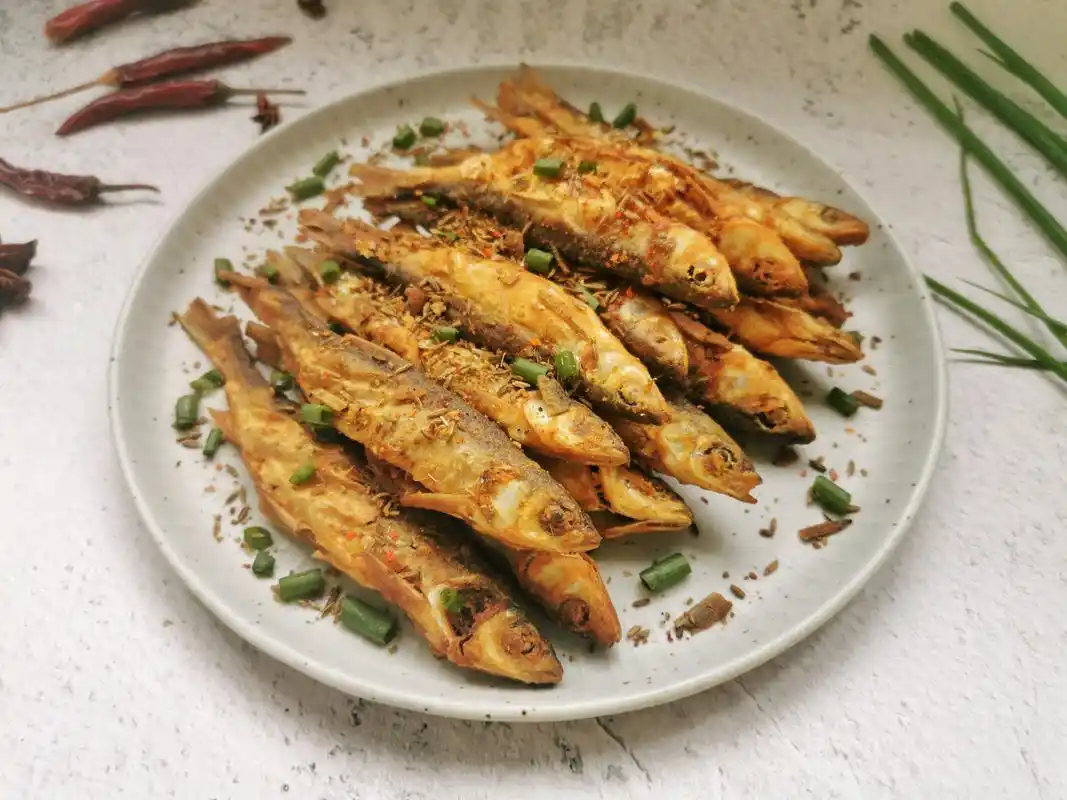 白条鱼怎么做好吃?分享农村家常做法,焦香酥脆,连刺都能吃